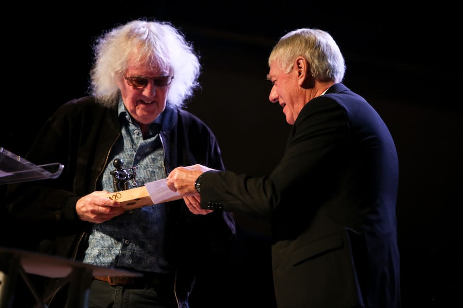 Wizz Jones being presented a Lifetime Achievment Award by Allan Clarke (founding member of The Hollies)